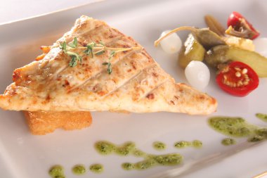 Doldurulmuş tavuk göğsü ve sebze tabağı