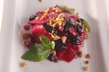 Pancar salatası ve fındık tabakta