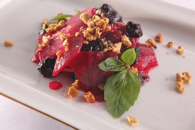 Pancar salatası ve fındık tabakta