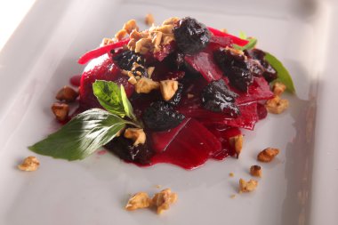 Pancar salatası ve fındık tabakta