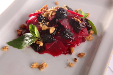 Pancar salatası ve fındık tabakta