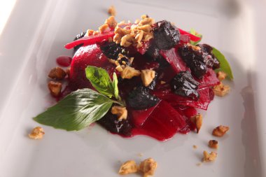 Pancar salatası ve fındık tabakta