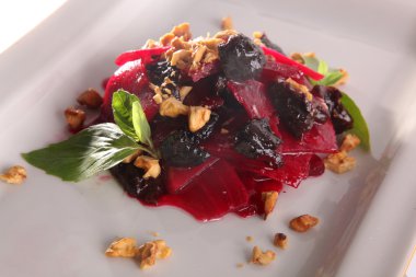 Pancar salatası ve fındık tabakta