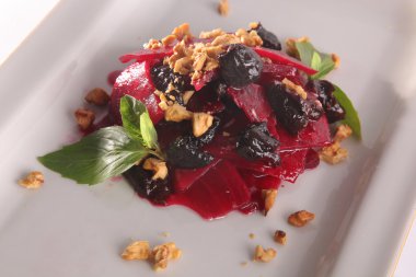 Pancar salatası ve fındık tabakta