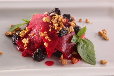 Pancar salatası ve fındık tabakta