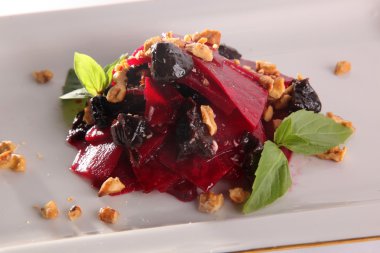 Pancar salatası ve fındık tabakta