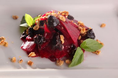 Pancar salatası ve fındık tabakta