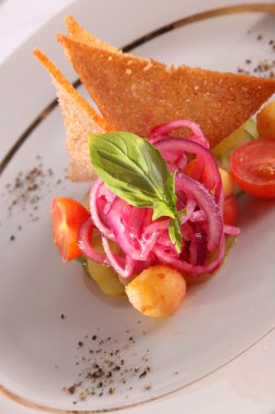 beyaz tabakta patates ve sebze tabağı