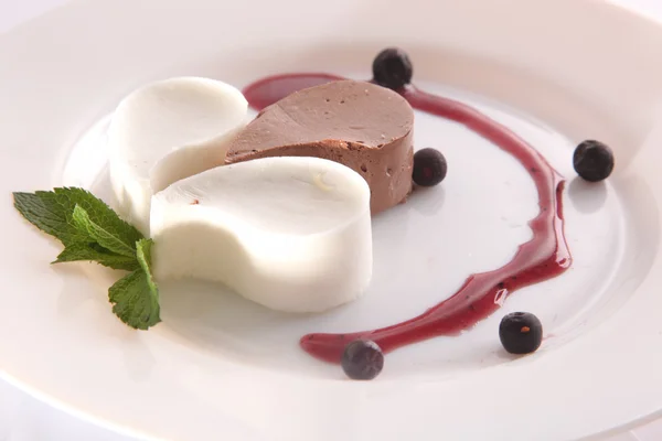 Postre Con Menta Salsa Cereza Plato — Foto de Stock