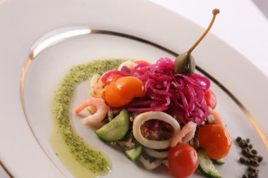 Kalamarlı salata ve tabakta karides.