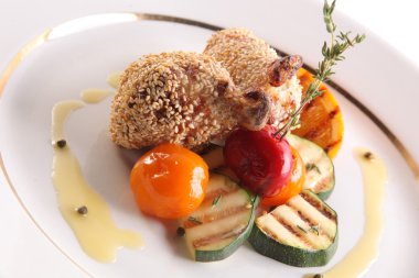 Sebzeli tavuk budu ve tabakta kabak