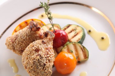 Tavuklu tavuk budu ve susamlı sandviç.