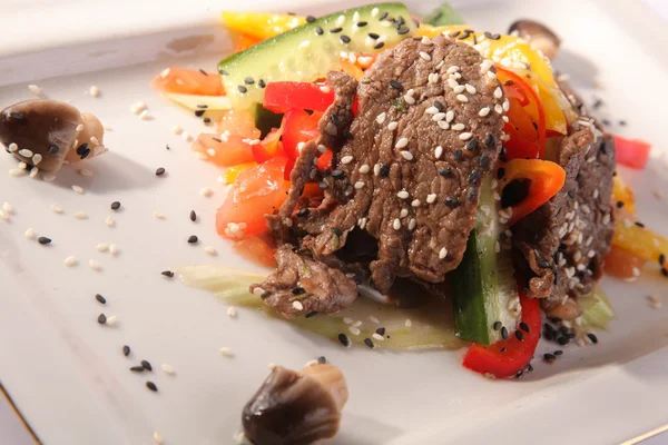 Rindfleisch Mit Sesam Und Pilzen Auf Teller — Stockfoto