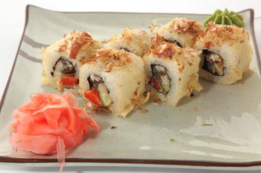 Japon wasabi soslu balık ile plaka rulo