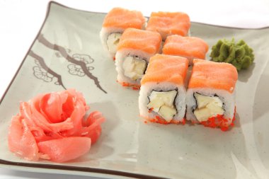 Japon wasabi soslu balık ile plaka rulo