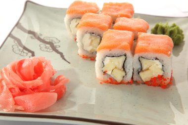 Japon wasabi soslu balık ile plaka rulo