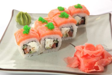 Japon wasabi soslu balık ile plaka rulo