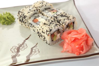 Japon wasabi soslu balık ile plaka rulo