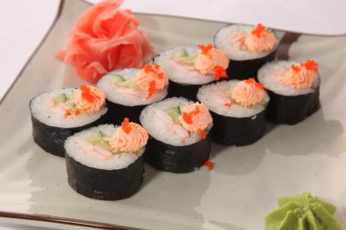 Japon wasabi soslu balık ile plaka rulo