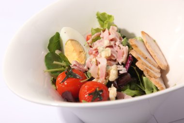 Türkiye 'li salata, göğüs ve tabakta yumurta.