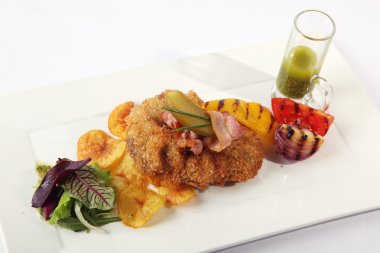 Tatlı yıldızlar hamurda ve sebzeler tabakta