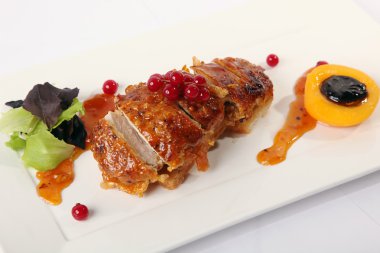 Tavuk göğsü tost, tatlı soslu.