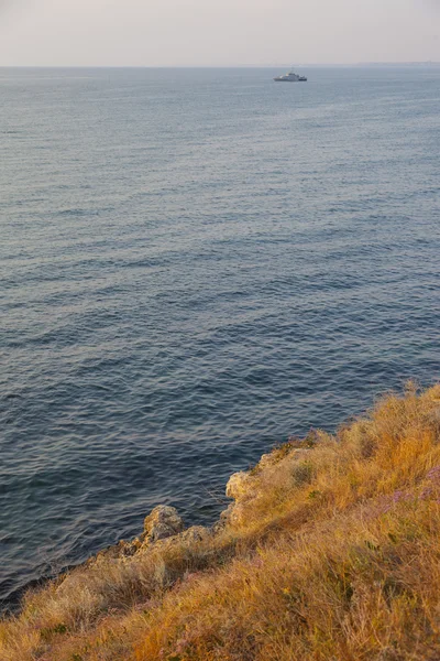 Rocky Beach och blå havet — Stockfoto