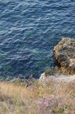 Rocky Beach ve mavi deniz