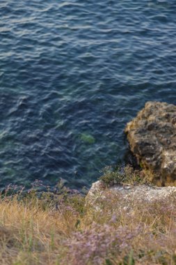 Rocky Beach ve mavi deniz
