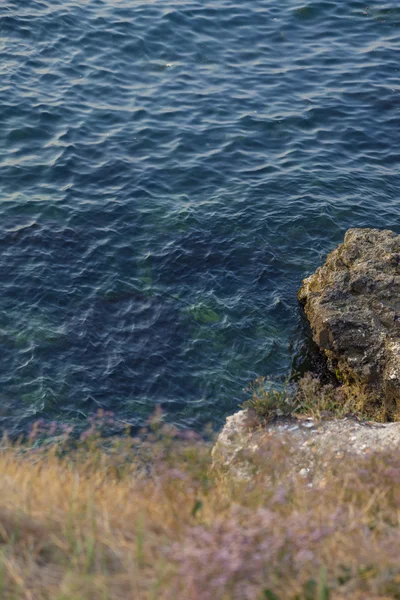 Rocky Beach och blå havet — Stockfoto