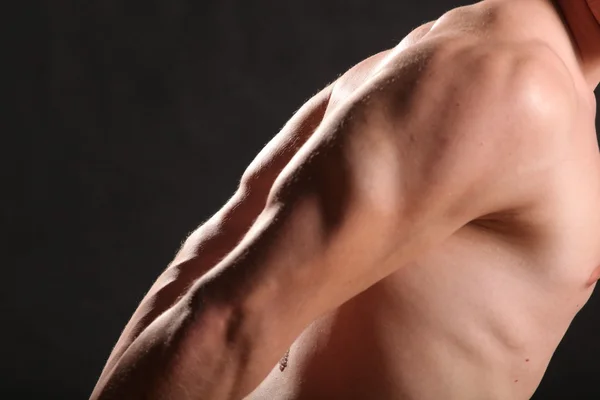 黑色背景的裸男躯干和肌肉 — 图库照片