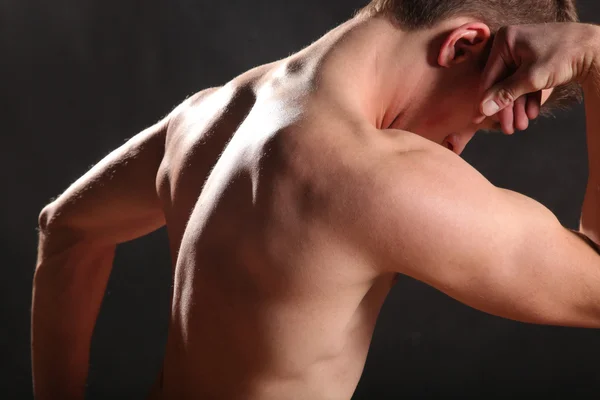 Naken Manliga Bål Och Muskler Svart Bakgrund — Stockfoto