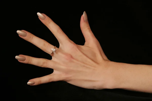 Женская Рука Пальцами Бриллиантовое Кольцо Черном Фоне — стоковое фото