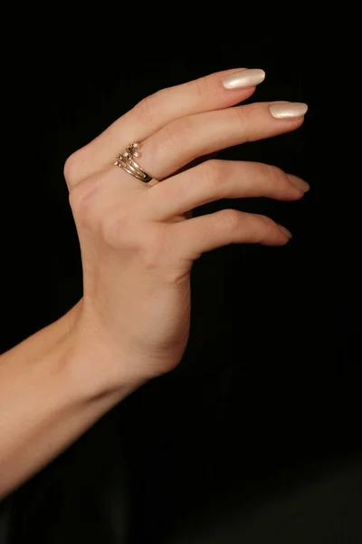 Mano Femenina Sosteniendo Dedos Anillo Diamante Sobre Fondo Negro — Foto de Stock
