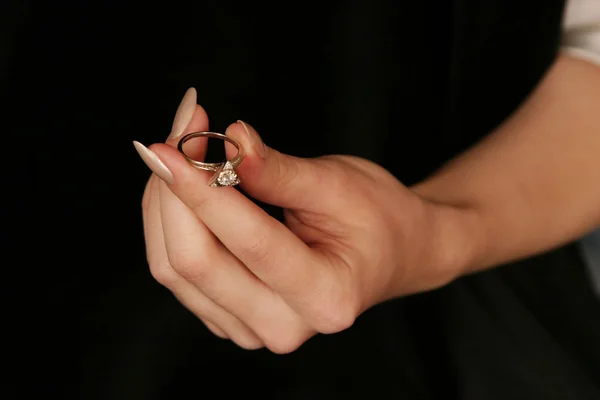 Mano Femenina Sosteniendo Dedos Anillo Diamante Sobre Fondo Negro — Foto de Stock