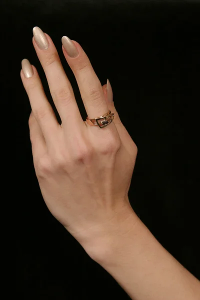 Női Kéz Gazdaság Ujjak Gyémánt Gyűrű Fekete Háttér — Stock Fotó