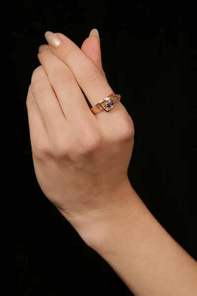 Mano Femenina Sosteniendo Dedos Anillo Diamante Sobre Fondo Negro — Foto de Stock