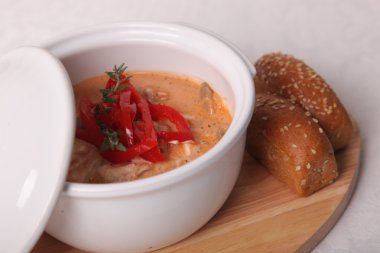 Tabakta biber olan zengin çorba.