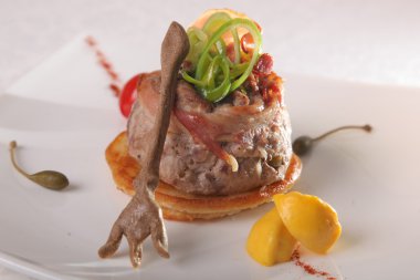 Kızarmış somon, yanında pilav ve sos.