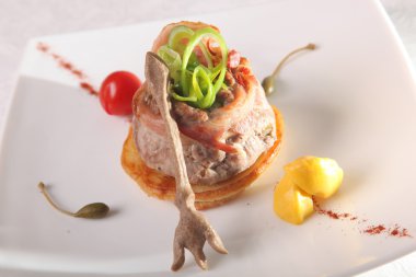 Kızarmış somon, yanında pilav ve sos.