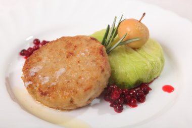 Marullu tavuk ve tabakta çilek sosu.