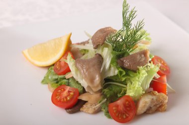 Mantar ve plaka üzerinde domates salatası