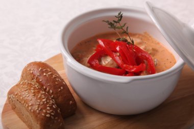 Tabakta biber olan zengin çorba.