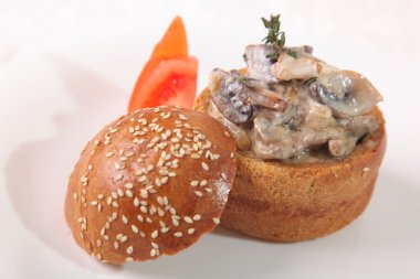 Tabakta tavukla pişirilmiş mantarlar