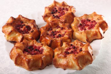 Böğürtlenli tatlı kekler