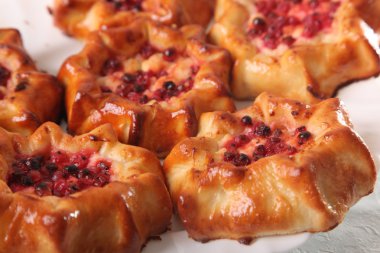 Böğürtlenli tatlı kekler