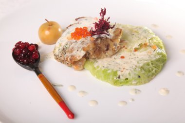 Rus usulü pike tüneği ve sos.