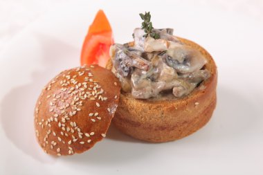 Tabakta tavukla pişirilmiş mantarlar