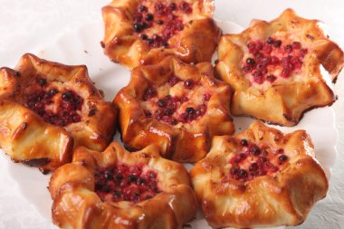 Böğürtlenli tatlı kekler