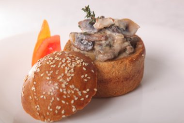 Tabakta tavukla pişirilmiş mantarlar